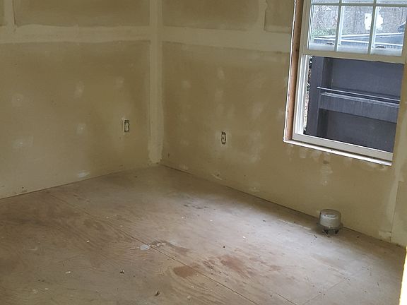 5th image of 222 Holloway Pl