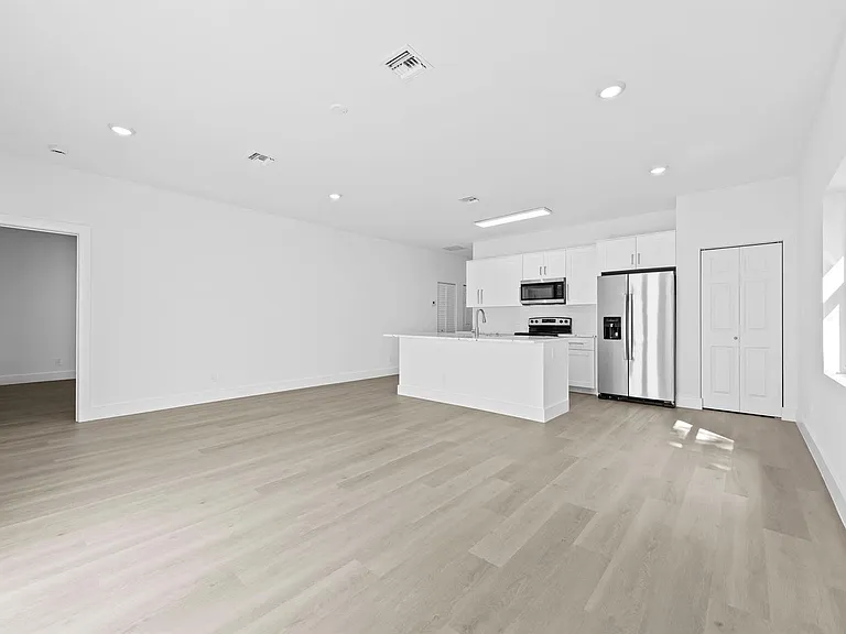 2810 NW 7th St — Photo 14