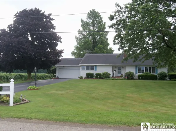 9808 Farel Rd, Fredonia, NY 14063