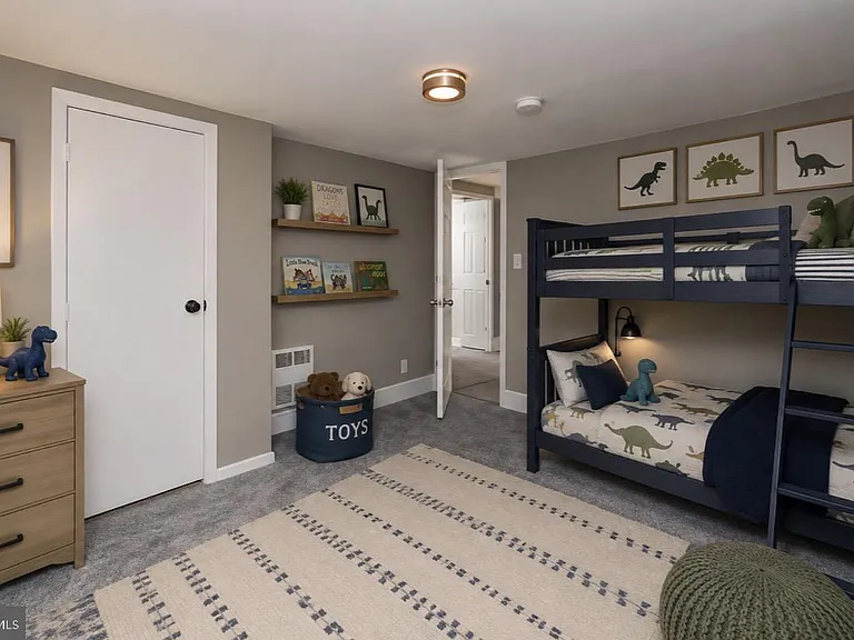 210 W Buck St — Photo 16