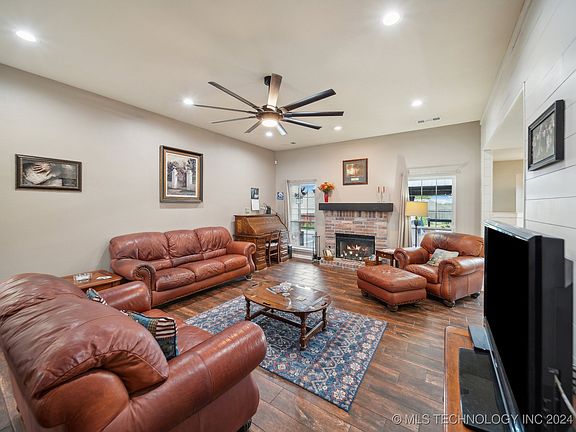 5th image of 19401 Stoney Dr
