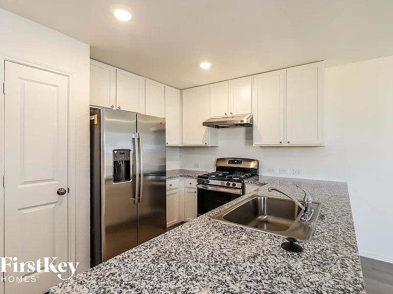 10610 McClintock Dr — Photo 5