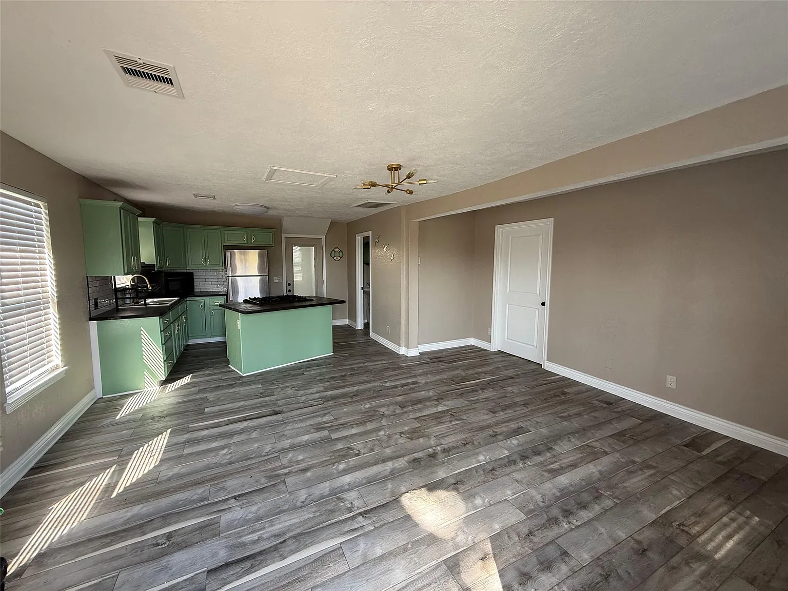 1 bed, 1.0 bath, 688 sqft, $1,600 — Photo 4