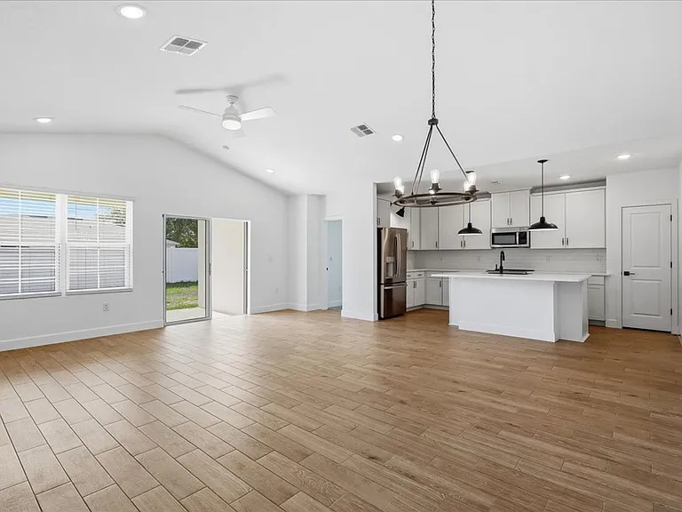 20 Ludlow Ln W — Photo 2