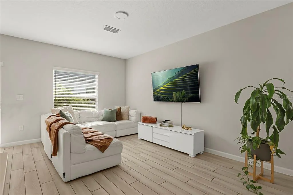 3 bed, 2.5 bath, 1379 sqft, $2,600 — Photo 3