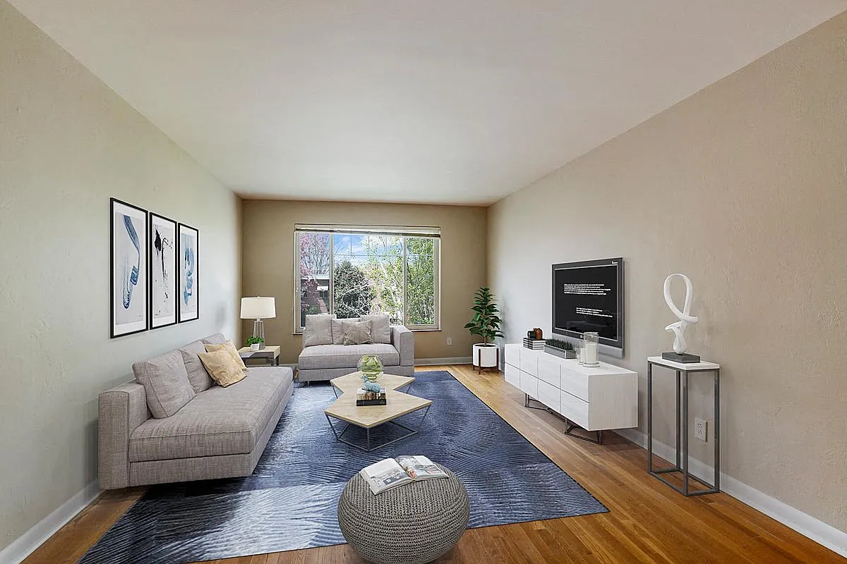 Hale Parkway — Photo 1