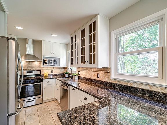 3rd image of 5116A Ampthill Dr