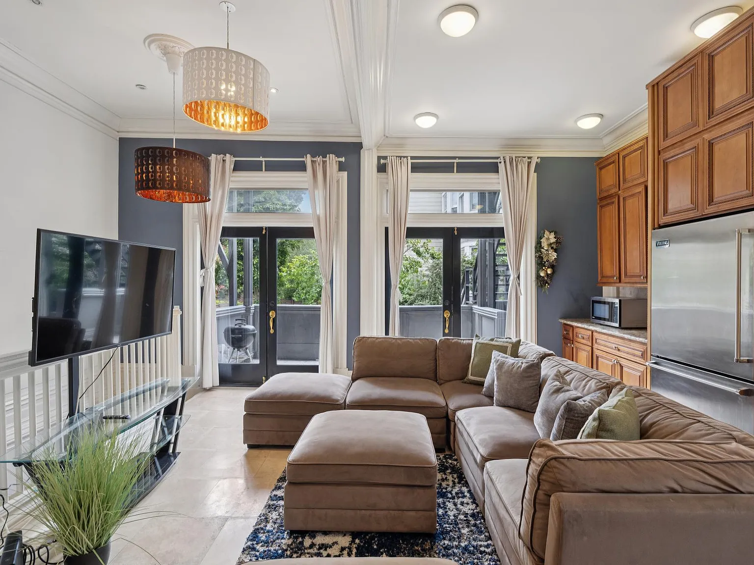 6 bed, 3000 sqft, $15,795 — Photo 2