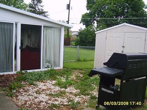 Shed and side view of Florida room, gravel area for picnic table IRO house