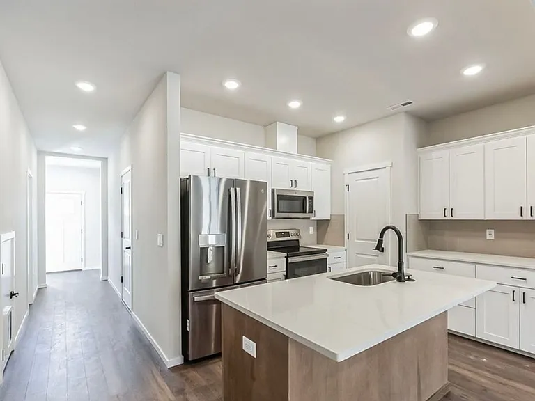907 E 4th St — Photo 12
