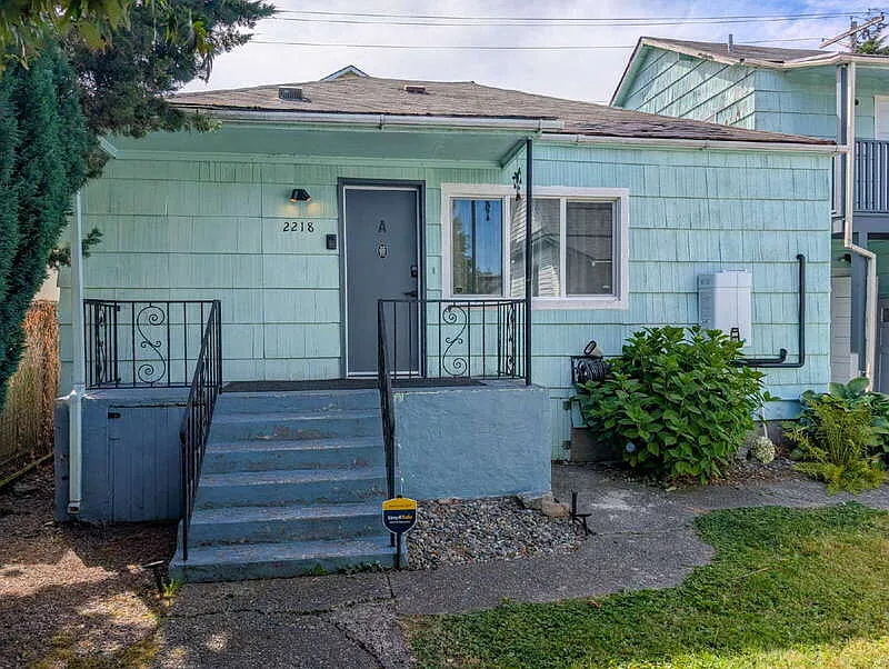 3 bed, 1.0 bath, 810 sqft, $1,950 — Photo 1