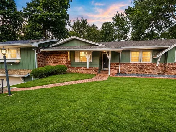 133 Country Club Pl, Belleville, IL 62223