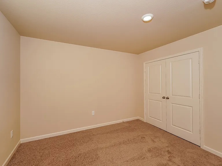 484 Clover Cir — Photo 11