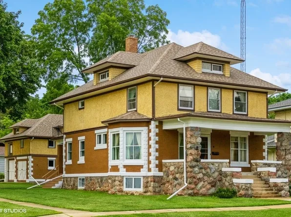 907 N Division St, Harvard, IL 60033