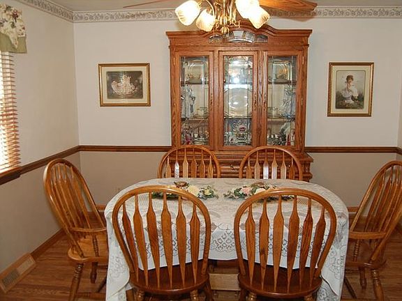 5th image of 10 Dartmouth Dr