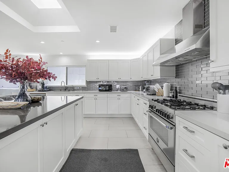 18202 Rancho St — Photo 19