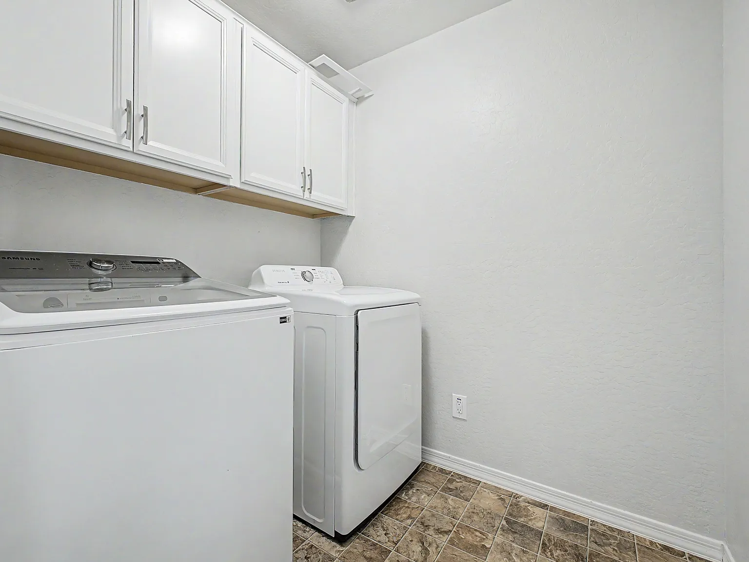 3 bed, 2.5 bath, 2023 sqft, $2,599 — Photo 2