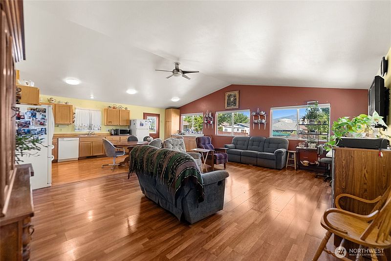 4th image of 702 Shady Lane