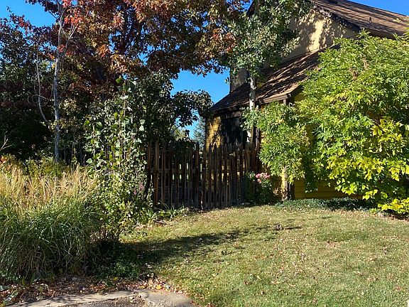Side view of yard / enclosed patio