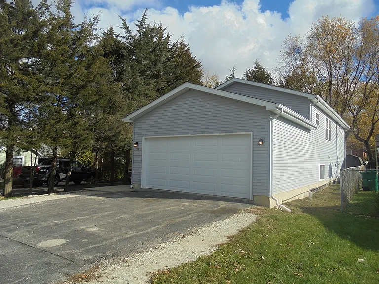 1511 Lotus Dr — Photo 3