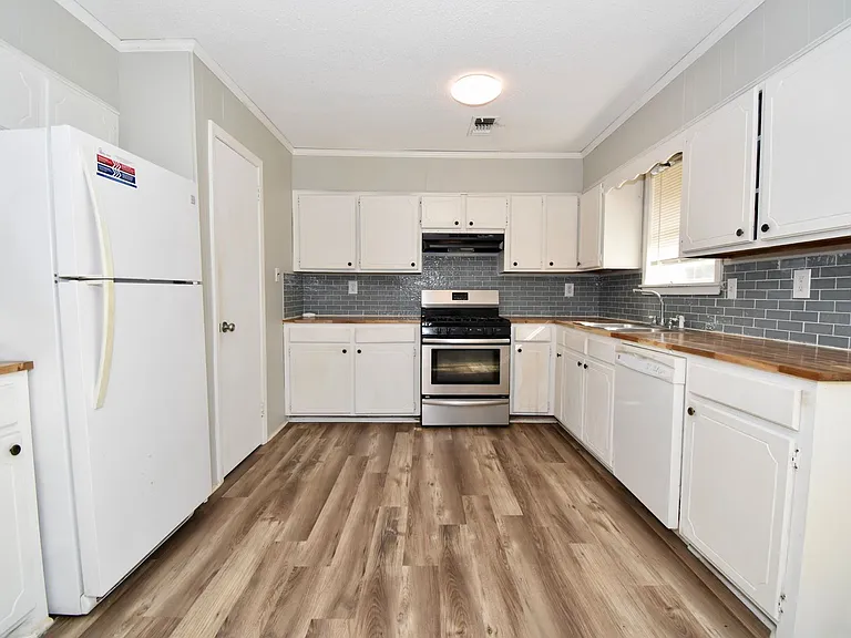 808 Laura Ln — Photo 3