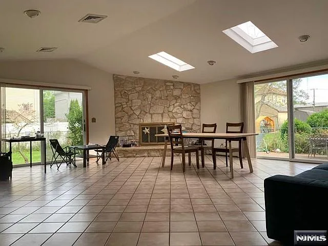 3 bed, 2.5 bath, $4,500 — Photo 1