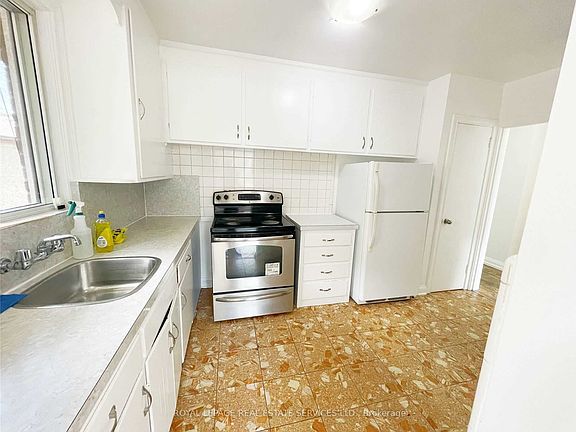 3rd image of 198 Dunblaine Ave