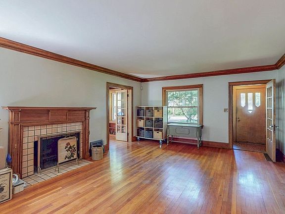 4th image of 7673 Fairview Ave