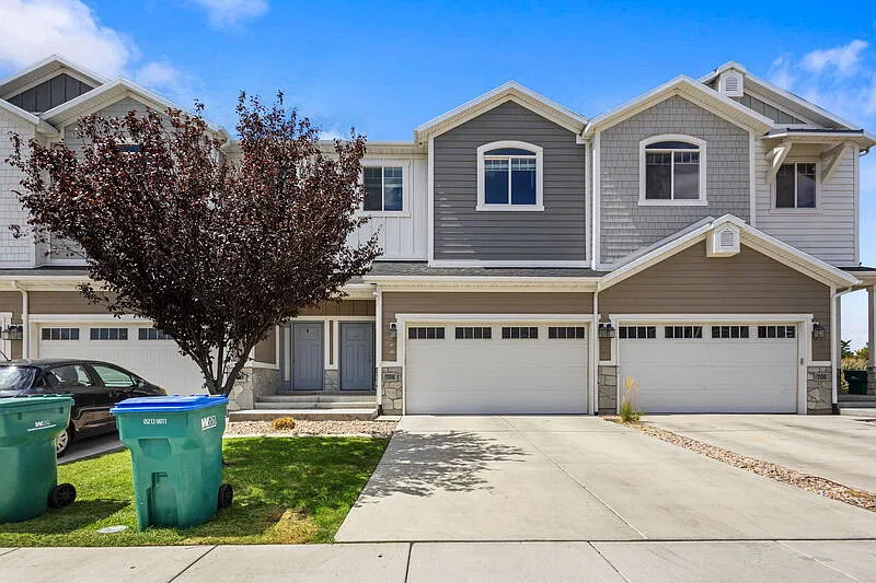 4 bed, 2.5 bath, 2192 sqft, $2,300 — Photo 2