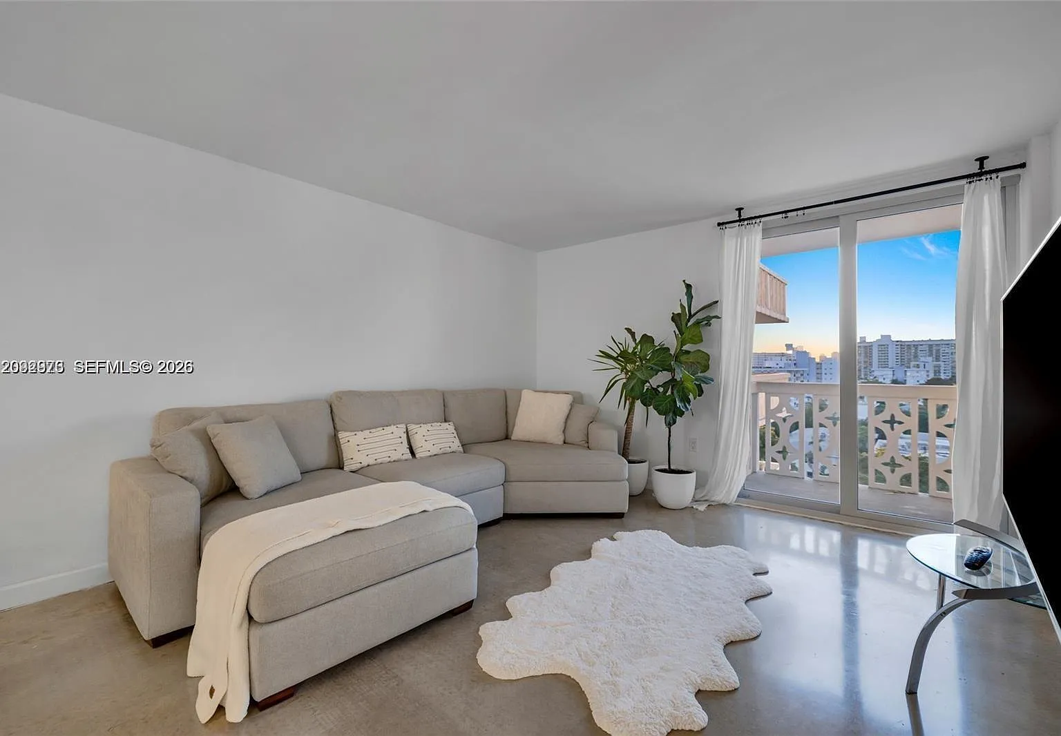 Admiral Towers Condo — Photo 2