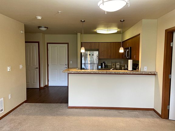 5th image of 960 Harrington Ave NE #950