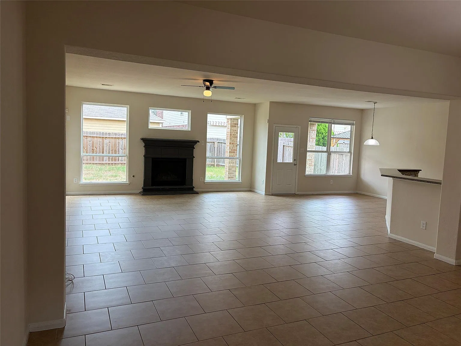 5 bed, 3.5 bath, 4024 sqft, $3,000 — Photo 4