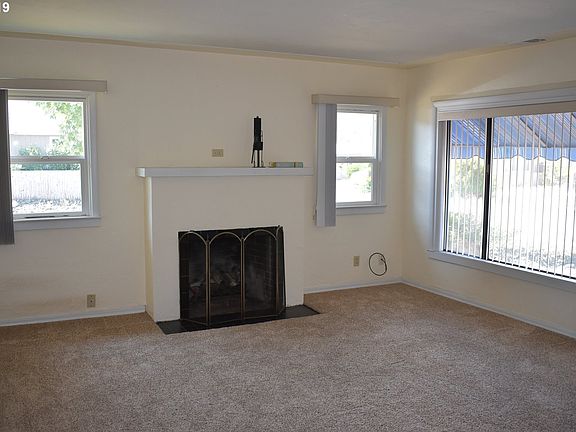 3rd image of 465 W Shenandoah St