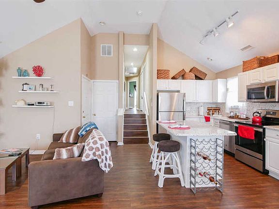 5th image of 131 Asbury Ave #2
