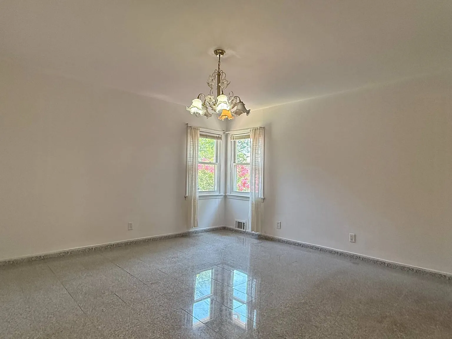 3 bed, 3.0 bath, 995 sqft, $5,000 — Photo 3