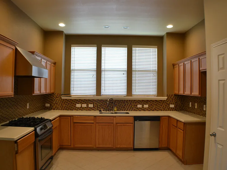 1013 Clear Creek Dr — Photo 5