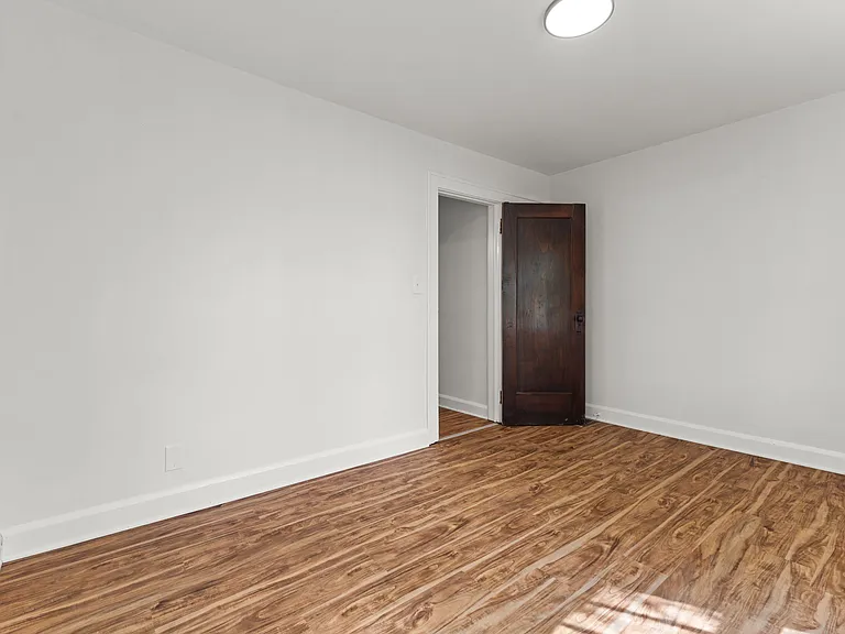 950 N Chester Ave — Photo 17