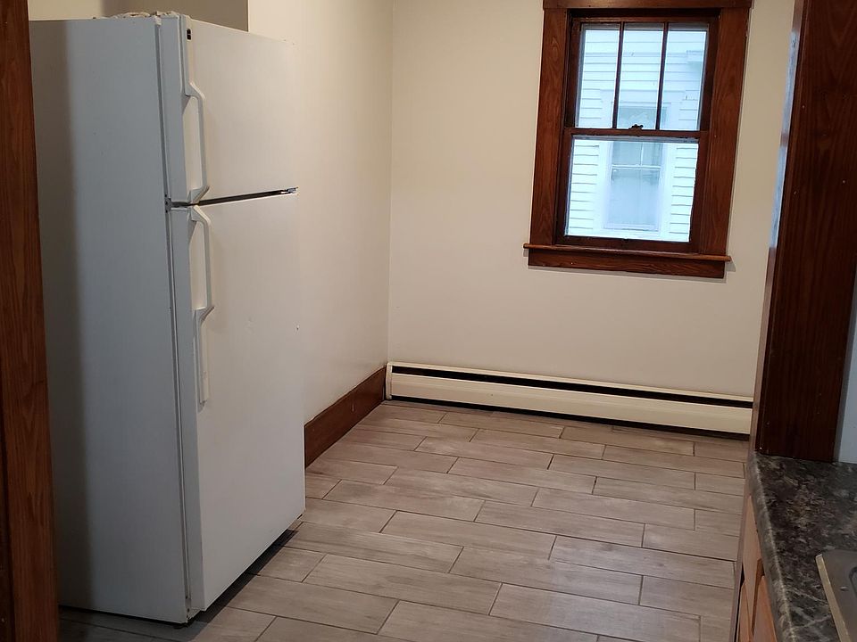 2nd image of 479 Waverly St APT 3