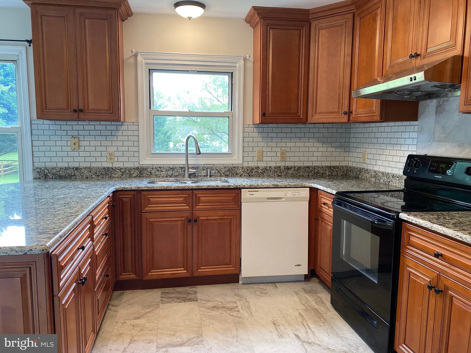 4 bed, 2.5 bath, 2250 sqft, $2,600 — Photo 3
