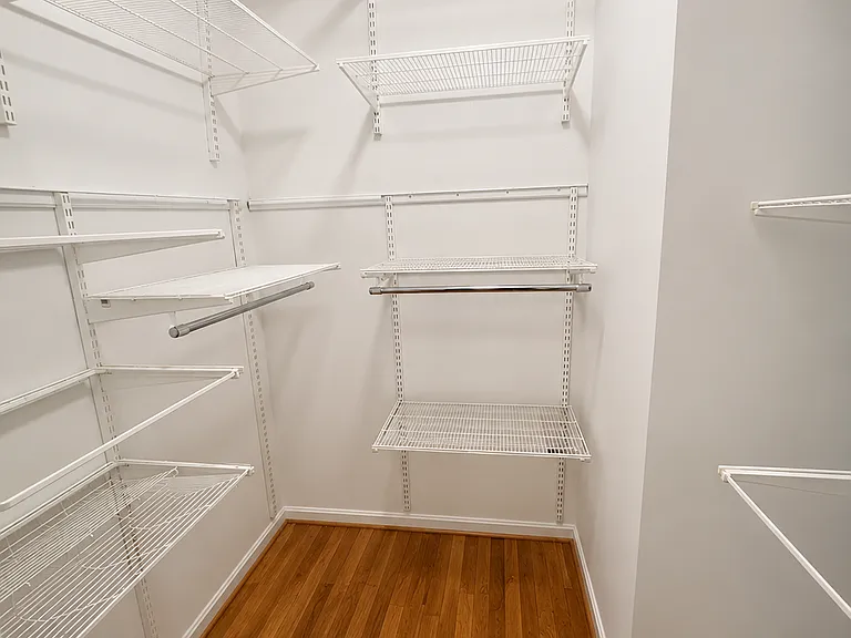 Walk-in Closet Bedroom 1