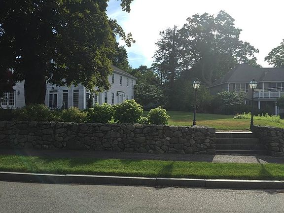 3rd image of 14 Strawberry Hill Ln