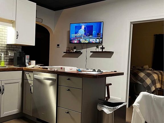 4th image of 101 Harvey St