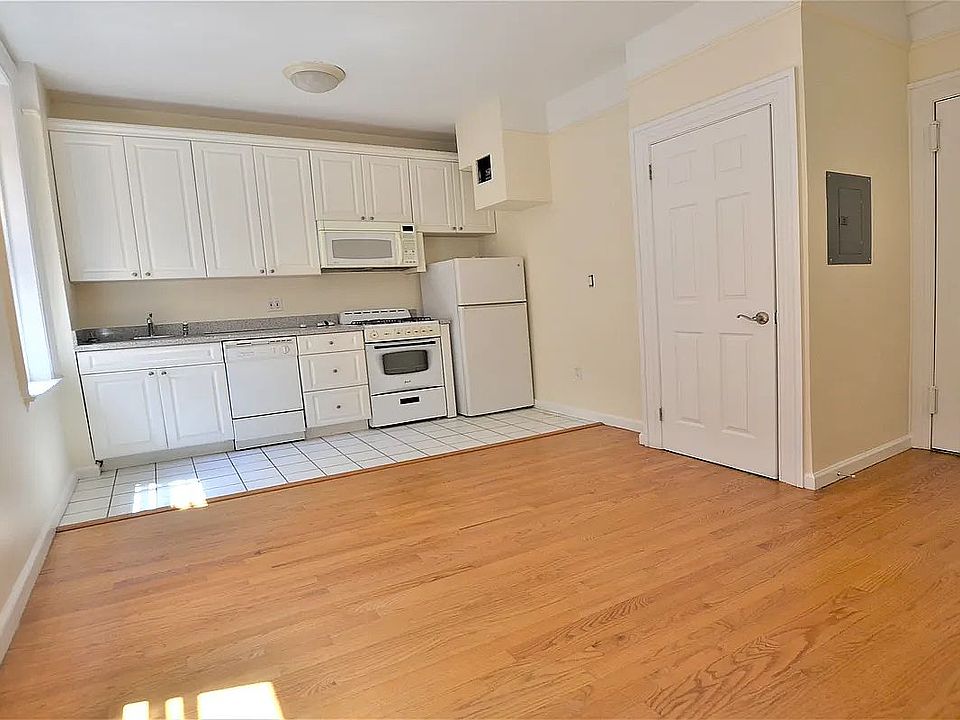 1st image of 305 W 45th St APT 5m