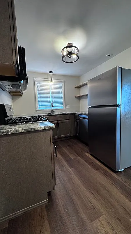 3 bed, 1.0 bath, 1100 sqft, $1,995 — Photo 3