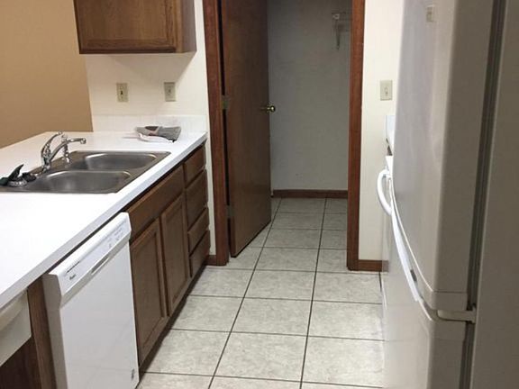 4th image of 1111 E 25th Ter #1111