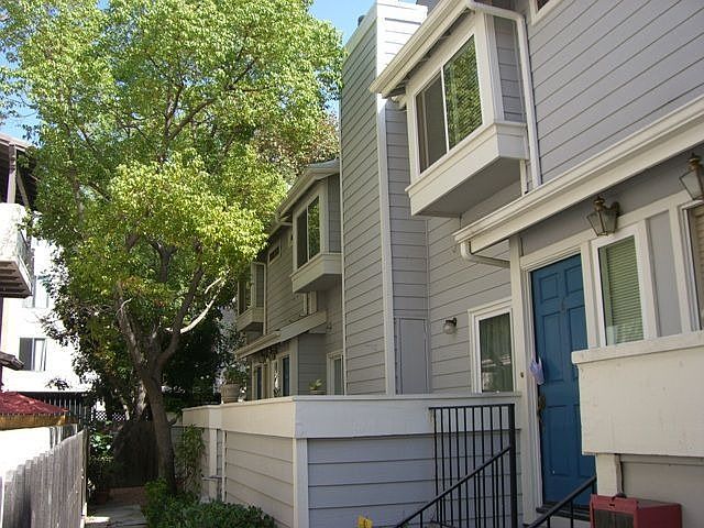 Approachng  Townhouse