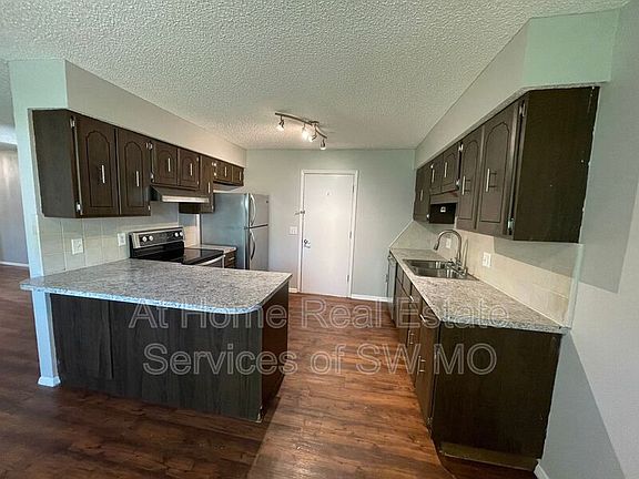 5th image of 1401 W Glenwood St