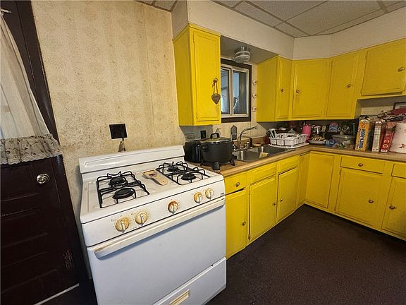 4th image of 122 E Broad St