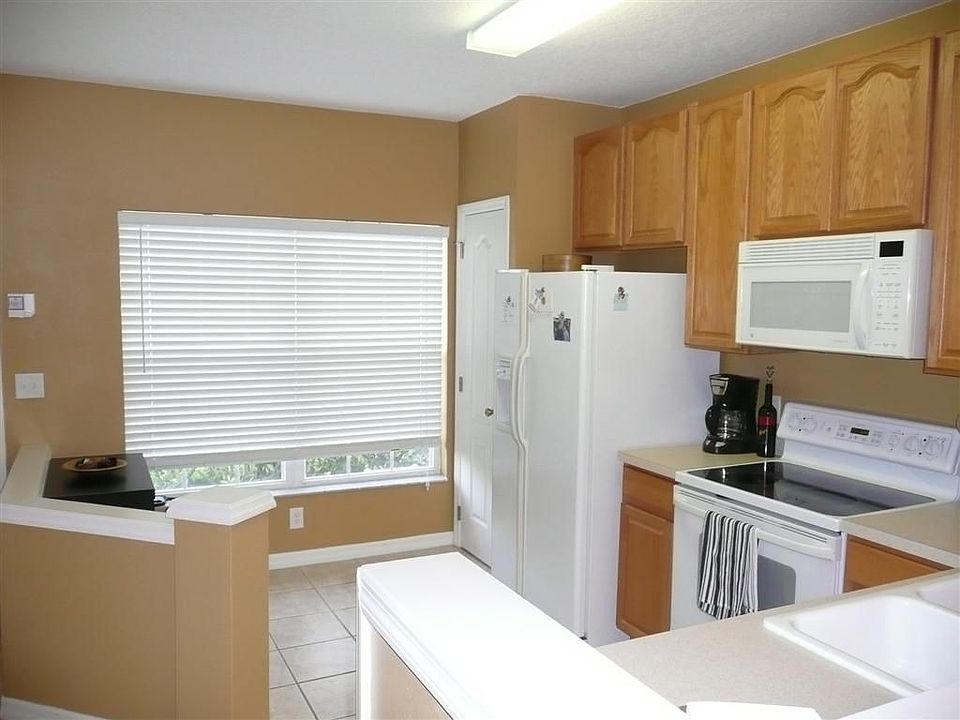 Eat-in area and pantry.