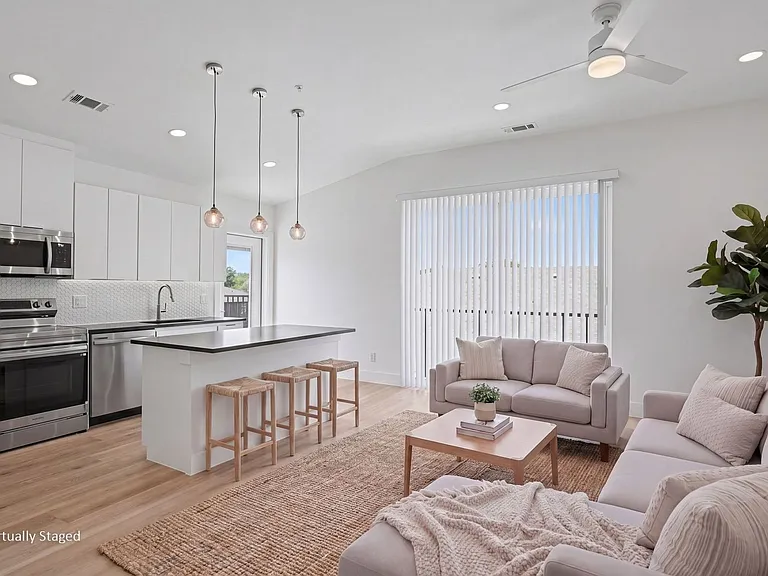 2217 N Fitzhugh Ave #303 — Photo 1